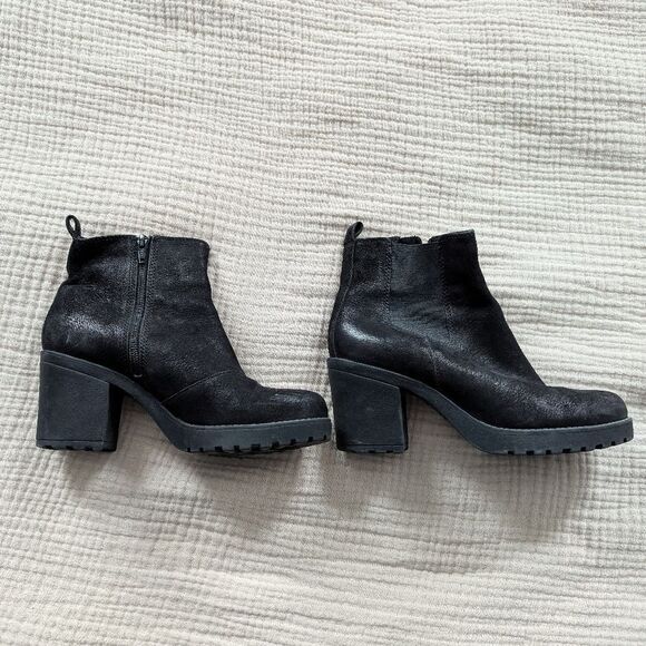 Vagabond black pebbled textured leather Grace lug heeled chunky ankle boots - Picture 2 of 7